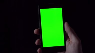 Erkek el smartphone dokunmadan yakın çekim. Chroma anahtar yeşil ekran. Yakın çekim. Hareket izleme