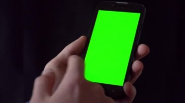 Erkek el smartphone dokunmadan yakın çekim. Chroma anahtar yeşil ekran. Yakın çekim. Hareket izleme