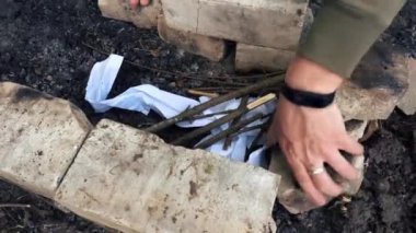 bir ızgara dışarı tuğla bina el