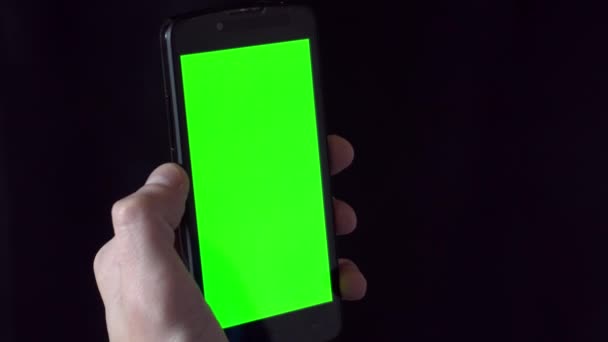 Primer plano de manos masculinas tocando de teléfono inteligente. Llave de croma de pantalla verde. De cerca. Movimiento de seguimiento — Vídeo de stock