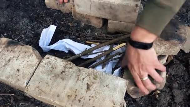 Mano la construcción de una parrilla de ladrillos — Vídeo de stock