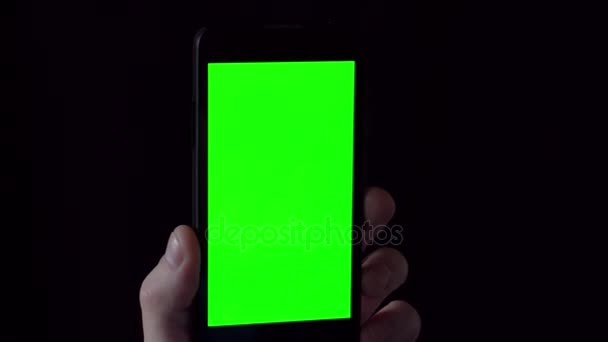 Крупный план мужских рук, касающихся смартфона. Зеленый экран Chroma Key. Закрывай. Отслеживание движения — стоковое видео