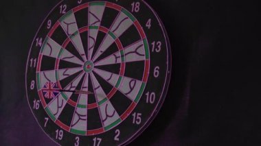 altı ok ok isabet olarak dart tahtası boğa göz vurmak