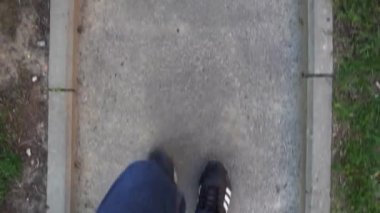 Orta boy ayak yürüyüşü yapan adam. İlk Kişi Modu