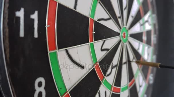 Zes Dart pijlen raken In dartbord — Stockvideo