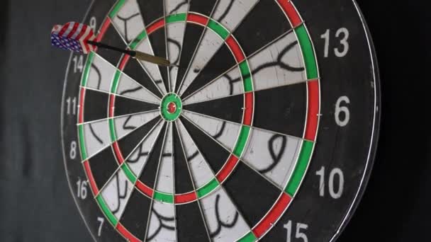 Seis setas de dardo batendo em Dartboard — Vídeo de Stock