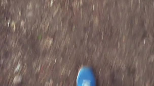 Střední střela chodícího muže. Mod první osoby — Stock video