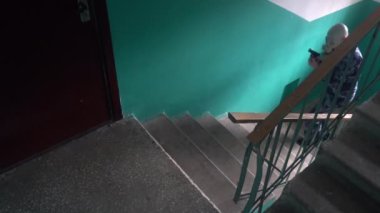 Askeri üniforma giymiş, gaz maskesi takmış bir muhafız binaya girmişti.