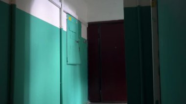 Askeri üniforma giymiş, gaz maskesi takmış bir muhafız binaya girmişti.