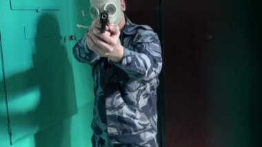 Maskeli asker, kameralı adamın yanından geçmez.