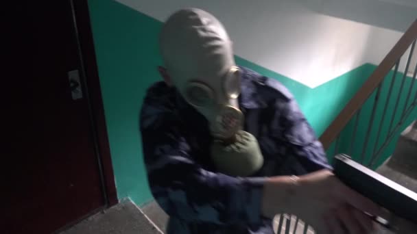 Garde gekleed in militair uniform in een gasmasker de bestorming van het gebouw — Stockvideo