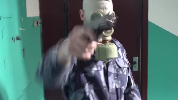 El guardia, vestido con uniforme militar en la máscara no pasa al hombre con la cámara — Vídeos de Stock
