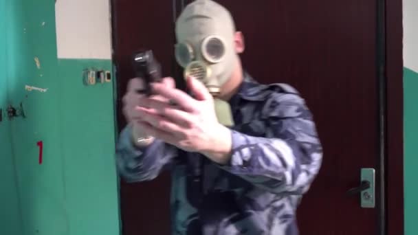 Охранник, одетый в военную форму в маске, не пропускает человека с камерой — стоковое видео