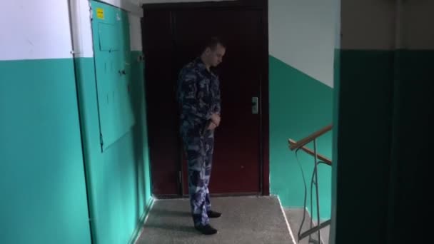 Wachmann in Militäruniform lässt keine Nachrichtenkamera zu und schließt die Kamera mit der Hand — Stockvideo