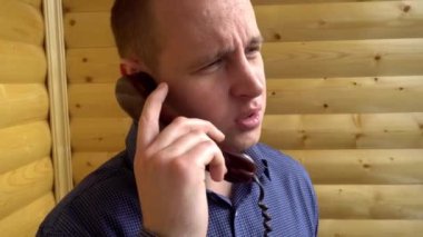 Genç işadamı telefon, yakın-up ağız