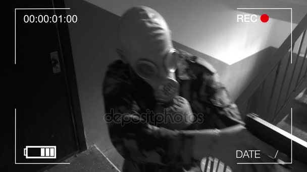 Guard gekleed in militair uniform in een gasmasker. de bestorming van het gebouw. bewakingscamera — Stockvideo
