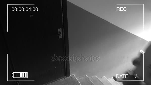 Guardia vestida con uniforme militar con máscara de gas. la irrupción del edificio. cámara de vigilancia — Vídeo de stock