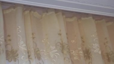 Cornice ve beyaz tavanlı video perdeleri