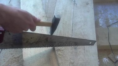 Builder bir çekiç demir testeresi, işe konusunda bir örnek vardır.