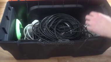 adam araç kutusunda kablo koyar ve sonra kapanır