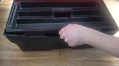 adam kabloyu araç kutusu alır ve sonra kapanır