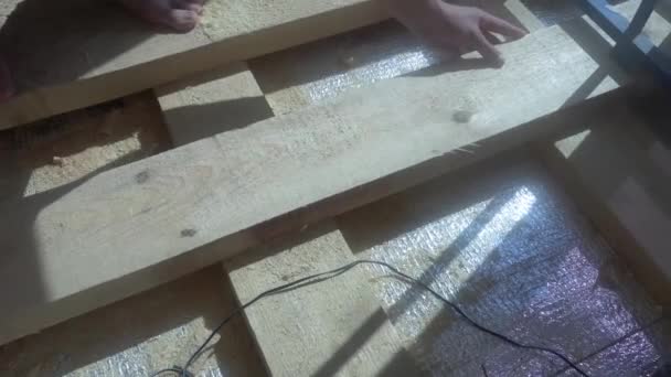 Concept de réparation, bâtiment, plancher et personnes - gros plan de l'homme installant des planchers de bois — Video