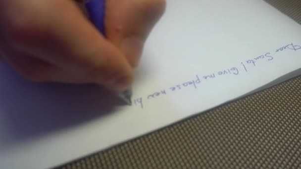 若い男がサンタ クロースに手紙を書く — ストック動画