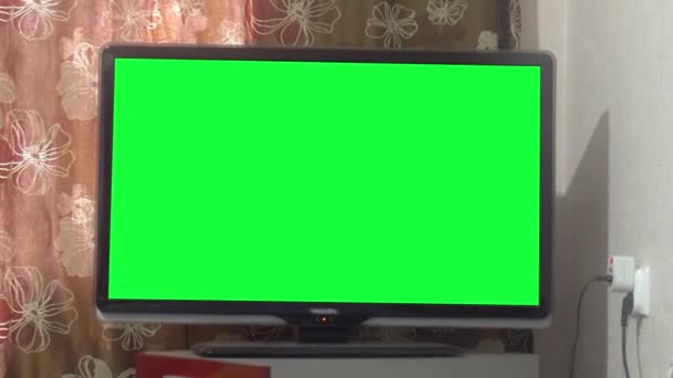 Dolly se muda a un televisor de pantalla grande con pantalla verde — Vídeo de stock