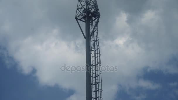 Tour de télécommunication mobile sur fond de nuages pluvieux 