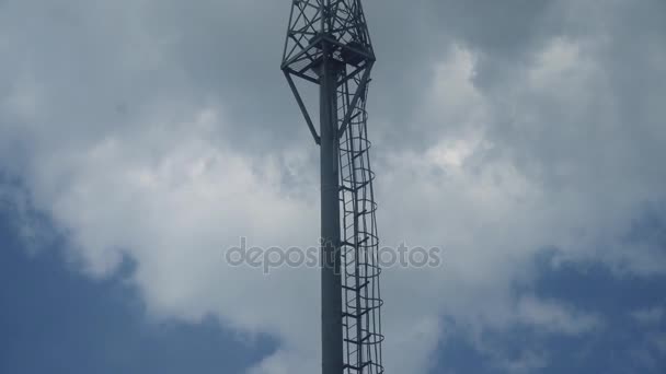 Mobiele telecommunicatie toren op de achtergrond van de regenachtige wolken — Stockvideo