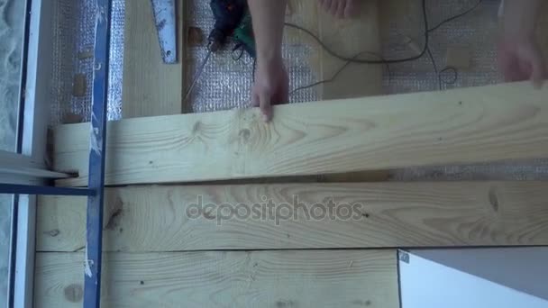 修理、建物、床、人々 の概念 - は木製のフロアー リングを取付ける人のクローズ アップ — ストック動画