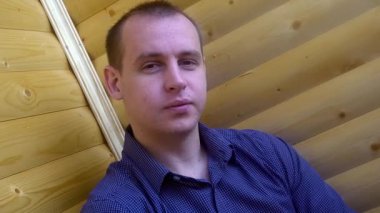 Kamera için sanki röportaj ya da iletişim kurmak için bilgisayar veya mobil kamera kullanarak konuşuyor. Yüksek kalitede Hd video görüntüleri