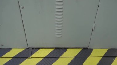 Kapıdaki yüksek voltaj işareti gösteriyor ki şu kapının arkasında yüksek voltajlı bir yer bulabilirsiniz.