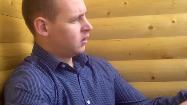 Молодий бізнесмен читає газету — стокове відео