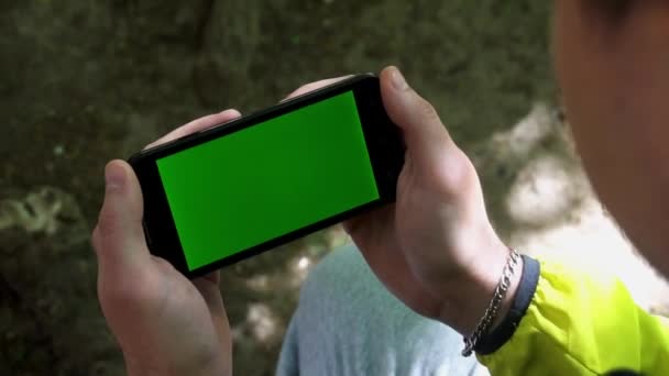 Primer plano de manos masculinas tocando de teléfono inteligente. Llave de croma de pantalla verde. De cerca. Movimiento de seguimiento — Vídeo de stock