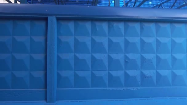 Schöner hoher blauer Zaun des Unternehmens — Stockvideo