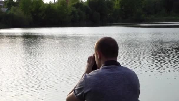 Operator ma Zdjęcia natury na kamery — Wideo stockowe