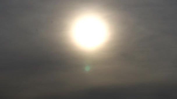 Yumuşak bir geçiş güneşten kameranın su yüzeyine köpüklü — Stok video