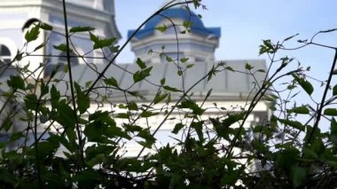Yaldızlı sıradan bir kilise. Bir taşra kasabasında şehir mimarisi