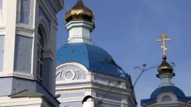 Yaldızlı sıradan bir kilise. Bir taşra kasabasında şehir mimarisi