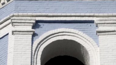 Yaldızlı sıradan bir kilise. Bir taşra kasabasında şehir mimarisi