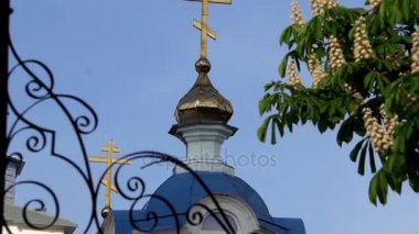 Yaldızlı sıradan bir kilise. Bir taşra kasabasında şehir mimarisi