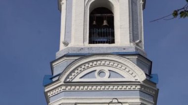 Yaldızlı sıradan bir kilise. Bir taşra kasabasında şehir mimarisi