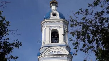 Yaldızlı sıradan bir kilise. Bir taşra kasabasında şehir mimarisi