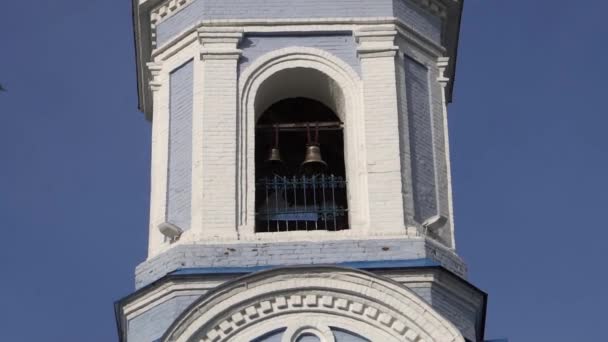 Yaldızlı sıradan bir kilise. Bir taşra kasabasında şehir mimarisi — Stok video