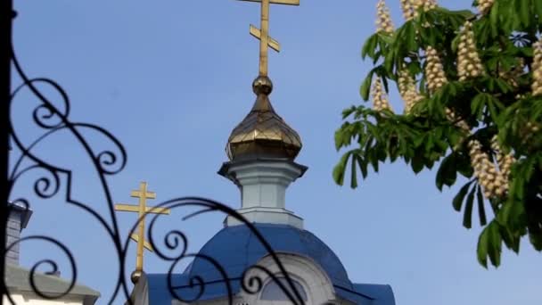 금박을 입힌 평범 한 교회. 한 지방 도시의 도시 건축 양식 — 비디오