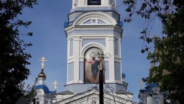 Vanlig kyrka med förgyllning. Stadsarkitektur i en provinsstad — Stockvideo