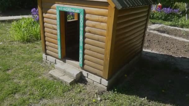 Cabaña para niños en el parque infantil — Vídeo de stock