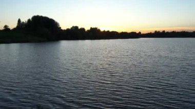 Nehri orman arka planda turuncu gündoğumu