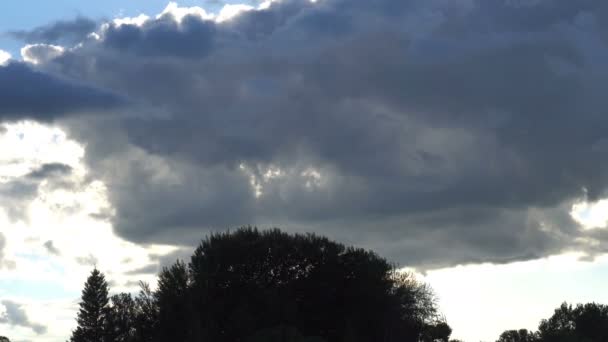 Яркое облачное небо на закате — стоковое видео